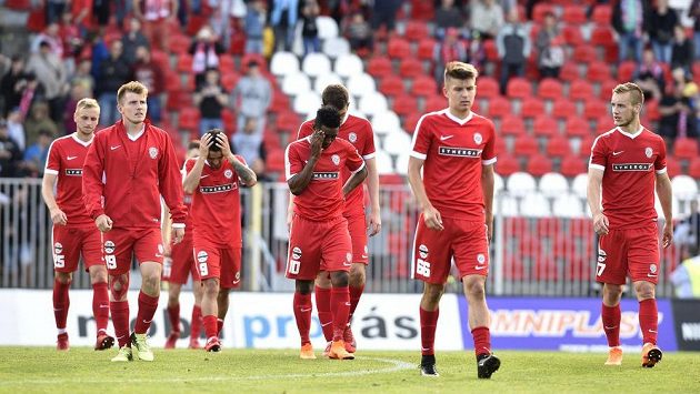 Sestupový smutek. Fotbalisté Brna (zleva) Lukáš Kryštůfek, Milan Lutonský, Rafael Acosta, Musefiu Olasunkanmi Ashiru, Petr Pavlík, Marek Vintr a Miloš Kratochvíl opouštějí trávník po bezbrankovém duelu s Jihlavou. Sestupový smutek. Fotbalisté Brna (zleva) Lukáš Kryštůfek, Milan Lutonský, Rafael Acosta, Musefiu Olasunkanmi Ashiru, Petr Pavlík, Marek Vintr a Miloš Kratochvíl opouštějí trávník po bezbrankovém duelu s Jihlavou.