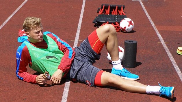 Antonín Barák během soustředění české fotbalové reprezentace do 21 let v Kaprunu, kdy se léčil po zranění zadního stehenního svalu. Antonín Barák během soustředění české fotbalové reprezentace do 21 let v Kaprunu, kdy se léčil po zranění zadního stehenního svalu.