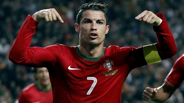 Portugalec Cristiano Ronaldo oslavuje svoji vítěznou trefu v úvodním utkání baráže o postup na MS se Švédskem. Portugalec Cristiano Ronaldo oslavuje svoji vítěznou trefu v úvodním utkání baráže o postup na MS se Švédskem.