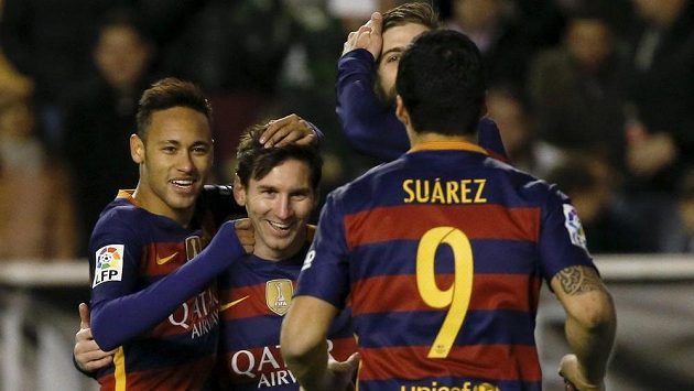 Lionel Messi z Barcelony (druhý zleva) slaví se spoluhráči gól proti Vallecanu ve 27. kole španělské La Ligy. Lionel Messi z Barcelony (druhý zleva) slaví se spoluhráči gól proti Vallecanu ve 27. kole španělské La Ligy.