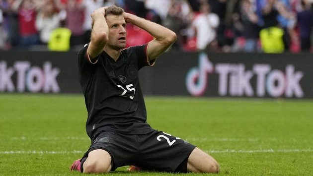 Němec Thomas Müller poté, co nevyužil obrovskou šanci na vyrovnání proti Anglii. Němec Thomas Müller poté, co nevyužil obrovskou šanci na vyrovnání proti Anglii.