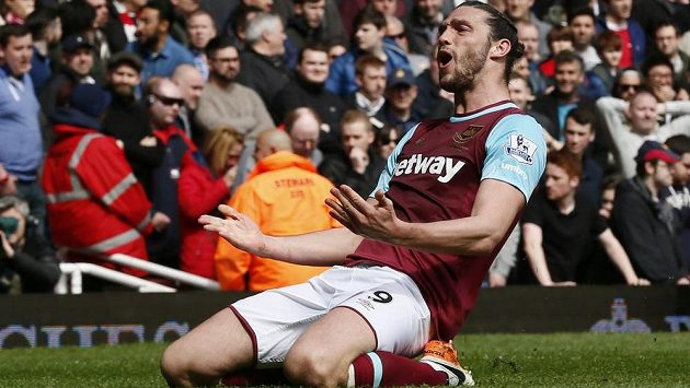 Andy Carroll z West Hamu slaví gól proti Arsenalu ve 33. kole Premier League. Andy Carroll z West Hamu slaví gól proti Arsenalu ve 33. kole Premier League.