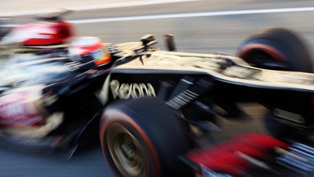 Romain Grosjean v kokpitu vozu Lotus E21 při testech v Jerezu. Romain Grosjean v kokpitu vozu Lotus E21 při testech v Jerezu.