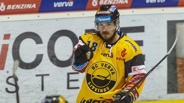 František Gerhát z Litvínova se raduje z prvního gólu se spoluhráčem Richardem Jarůškem. František Gerhát z Litvínova se raduje z prvního gólu se spoluhráčem Richardem Jarůškem.