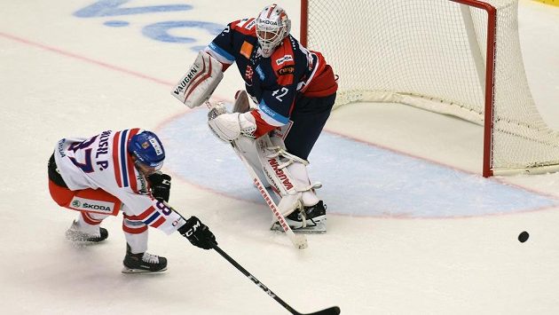 Zleva český útočník Pavel Musil a brankář Slovenska Branislav Konrád. Zleva český útočník Pavel Musil a brankář Slovenska Branislav Konrád.