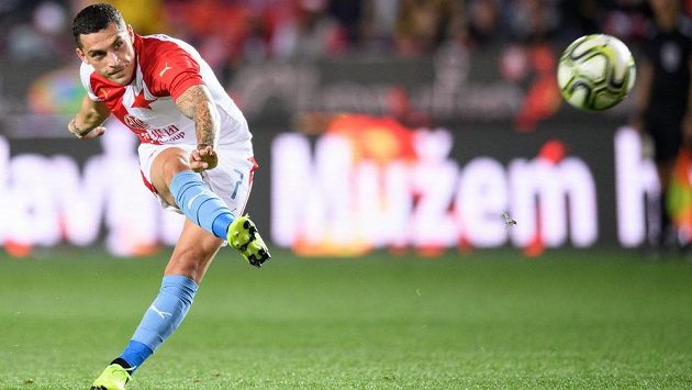 Nicolae Stanciu ze Slavie kroutí trestný kop. Nicolae Stanciu ze Slavie kroutí trestný kop.