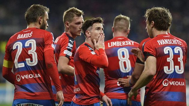 Radost Plzně, Milan Petržela (třetí zprava) z Viktoria Plzeň zdraví diváky. Radost Plzně, Milan Petržela (třetí zprava) z Viktoria Plzeň zdraví diváky.