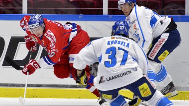 Český útočník Tomáš Hertl se snaží dostat ze sevření Finů Kristiana Kuusely (uprostřed) a Petteriho Wirtanena. Český útočník Tomáš Hertl se snaží dostat ze sevření Finů Kristiana Kuusely (uprostřed) a Petteriho Wirtanena.