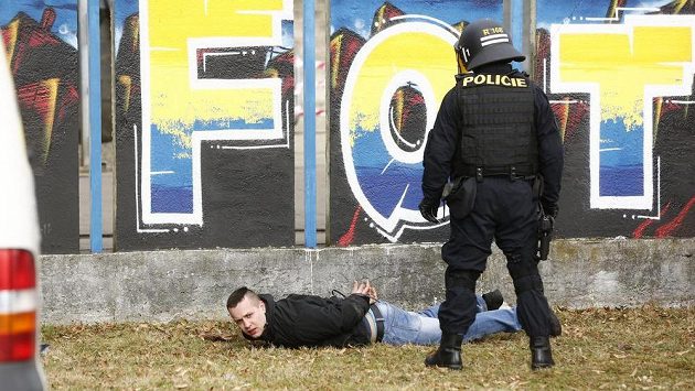 Těžkooděnci zasahovali 18. března před opavským stadionem před zápasem 9. kola druhé ligy Opava - Baník. Těžkooděnci zasahovali 18. března před opavským stadionem před zápasem 9. kola druhé ligy Opava - Baník.