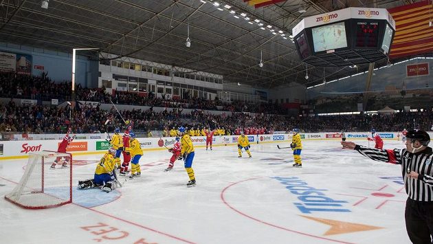 Čeští hokejisté se radují z gólu proti Švédsku v utkání EHT ve Znojmě. Čeští hokejisté se radují z gólu proti Švédsku v utkání EHT ve Znojmě.