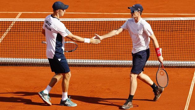 Jamie Murray (vprav) a Dominic Inglot zařídili Velké Británii ve čtvrtfinále Davis Cupu se Srbskem druhý bod. Jamie Murray (vprav) a Dominic Inglot zařídili Velké Británii ve čtvrtfinále Davis Cupu se Srbskem druhý bod.