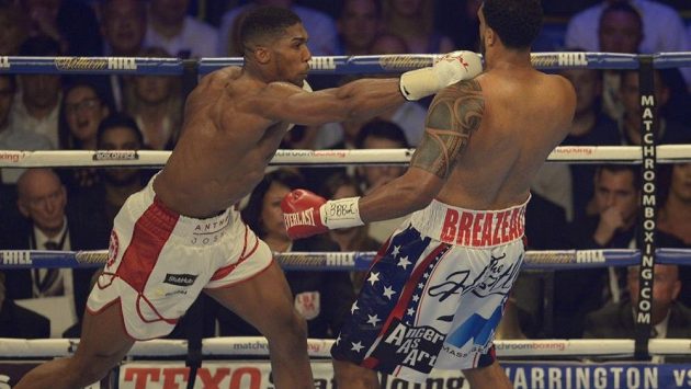 Britský boxer Anthony Joshua (vlevo) v souboji s americkým vyzyvatelem Dominikem Breazealem. Britský boxer Anthony Joshua (vlevo) v souboji s americkým vyzyvatelem Dominikem Breazealem.