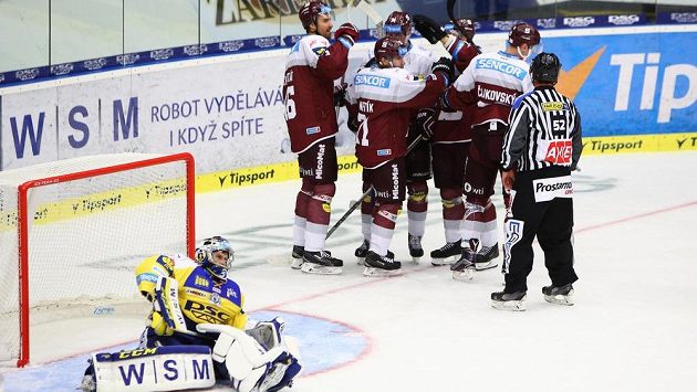 Hokejisté Sparty ze radují z gólu na zlínském ledě. Hokejisté Sparty ze radují z gólu na zlínském ledě.