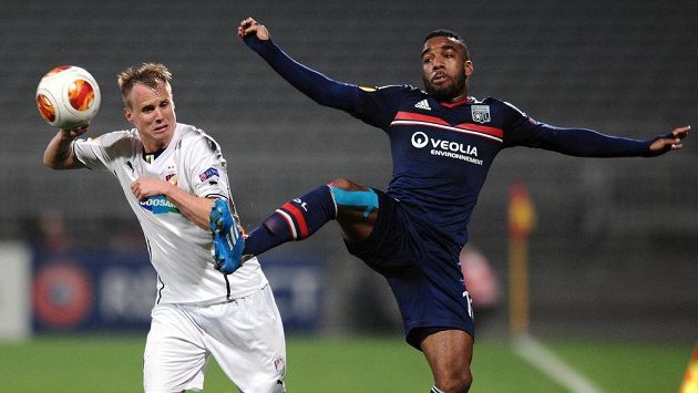 Alexandre Lacazette z Lyonu v souboji s plzeňským obráncem Davidem Limberským v utkání osmifinále Evropské ligy v březnu 2014. Alexandre Lacazette z Lyonu v souboji s plzeňským obráncem Davidem Limberským v utkání osmifinále Evropské ligy v březnu 2014.