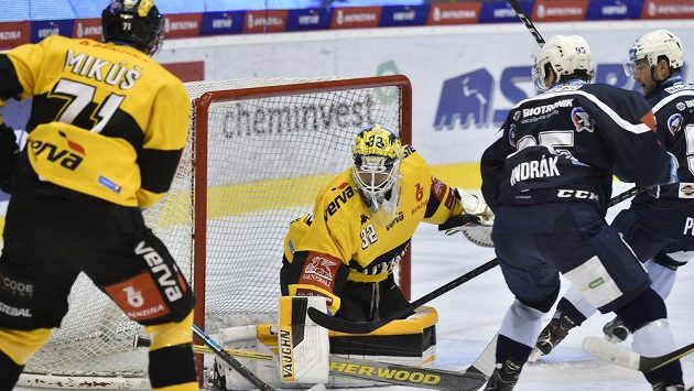 Zleva litvínovský Juraj Mikúš, brankář Jaroslav Janus a plzeňský Miroslav Indrák. Zleva litvínovský Juraj Mikúš, brankář Jaroslav Janus a plzeňský Miroslav Indrák.