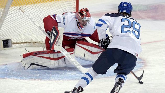 Finský hokejista Patrik Laine se snaží překonat českého gólmana Vítka Vaněčka v utkání na MS do 20 let. Finský hokejista Patrik Laine se snaží překonat českého gólmana Vítka Vaněčka v utkání na MS do 20 let.