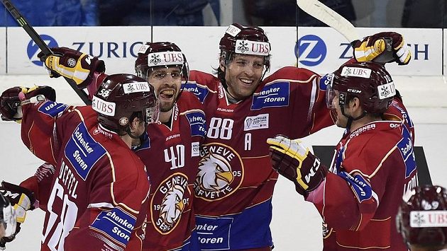 Radost hokejistů Servette Ženeva, vítězů tradičního Spenglerova poháru. Radost hokejistů Servette Ženeva, vítězů tradičního Spenglerova poháru.