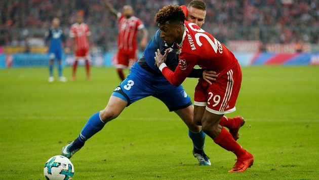 Pavel Kadeřábek z Hoffenheimu v souboji s Kingsley Comanem z Bayernu. Pavel Kadeřábek z Hoffenheimu v souboji s Kingsley Comanem z Bayernu.