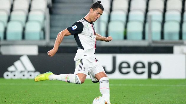Cristiano Ronaldo z Juventusu dává z penalty gól proti Lecce. Cristiano Ronaldo z Juventusu dává z penalty gól proti Lecce.