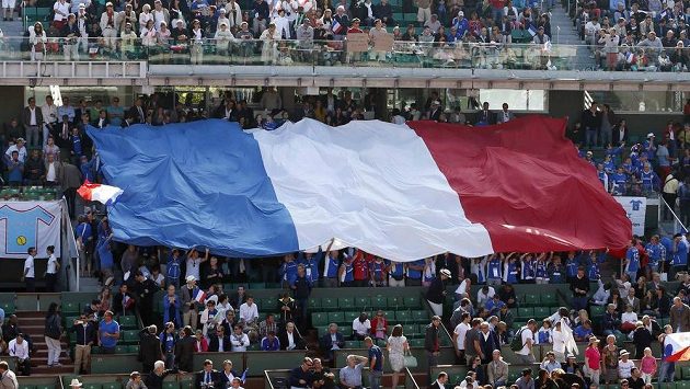 Obří franouzská vlajka v hledišti v areálu Roland Garros při semifinále Davis Cupu s Českou republikou. Obří franouzská vlajka v hledišti v areálu Roland Garros při semifinále Davis Cupu s Českou republikou.