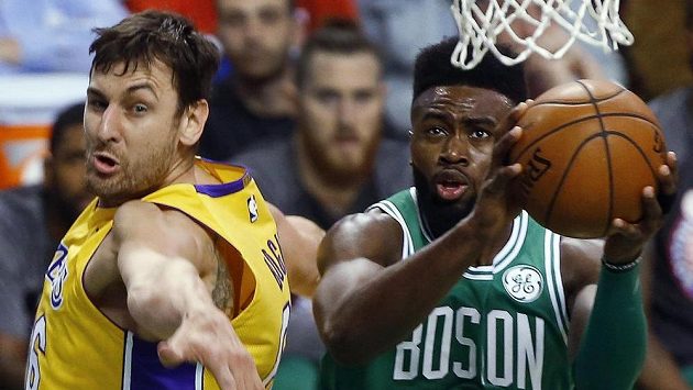 Jaylen Brown (vpravo) z Bostonu v souboji s Andrewem Bogutem z Los Angeles Lakers. Jaylen Brown (vpravo) z Bostonu v souboji s Andrewem Bogutem z Los Angeles Lakers.