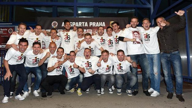 Sparťané se v neděli večer sešli, aby oslavili zisk mistrovské trofeje. Sparťané se v neděli večer sešli, aby oslavili zisk mistrovské trofeje.