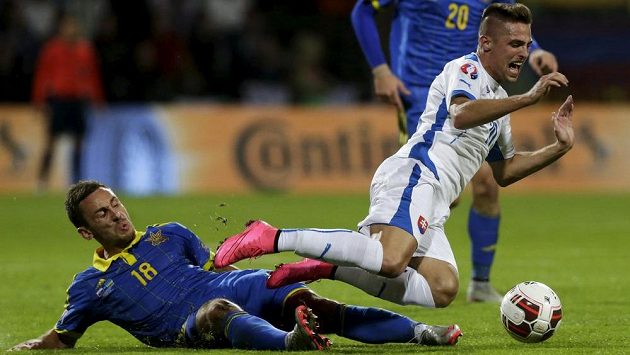 Ukrajinský záložník Sergej Rybalka (vlevo) v souboji se slovenským středopolařem Róbertem Makem v kvalifikaci ME. Ukrajinský záložník Sergej Rybalka (vlevo) v souboji se slovenským středopolařem Róbertem Makem v kvalifikaci ME.