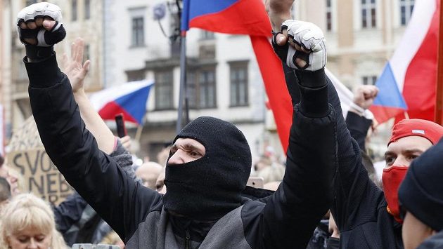 V násilí a zákrok policejních těžkooděnců vygradovala na Staroměstském náměstí v Praze demonstrace proti vládním opatřením kvůli pandemii koronaviru. V násilí a zákrok policejních těžkooděnců vygradovala na Staroměstském náměstí v Praze demonstrace proti vládním opatřením kvůli pandemii koronaviru.