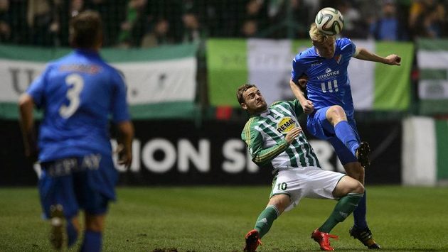 Ostravský obránce Michal Frydrych hlavičkuje před útočníkem Bohemians Matúšem Mikušem (10). Ostravský obránce Michal Frydrych hlavičkuje před útočníkem Bohemians Matúšem Mikušem (10).