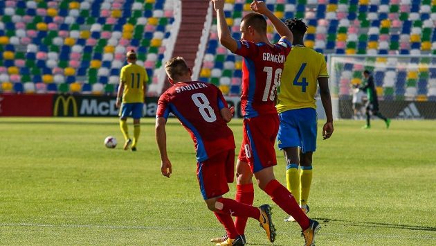 Česká devatenáctka vykročila do evropského šampionátu vítězně, neboť v Tbilisi porazila 2:1 Švédsko. Česká devatenáctka vykročila do evropského šampionátu vítězně, neboť v Tbilisi porazila 2:1 Švédsko.