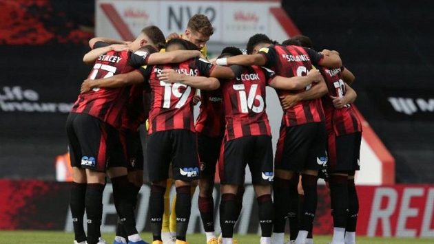 Fotbalisté druholigového Bournemouthu uvedli, že gesto už nemá takový význam jako dřív Fotbalisté druholigového Bournemouthu uvedli, že gesto už nemá takový význam jako dřív