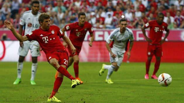 Útočník Bayernu Mnichov Thomas Müller proměňuje penaltu v zápase s Leverkusenem. Útočník Bayernu Mnichov Thomas Müller proměňuje penaltu v zápase s Leverkusenem.