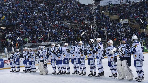 Hokejisté Komety slaví s fanoušky výhru nad Plzní. Hokejisté Komety slaví s fanoušky výhru nad Plzní.