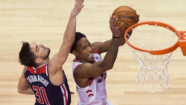 Tomáš Satoranský (31) z Washingtonu se snaží zastavit DeRozana (10) z Toronta. Tomáš Satoranský (31) z Washingtonu se snaží zastavit DeRozana (10) z Toronta.