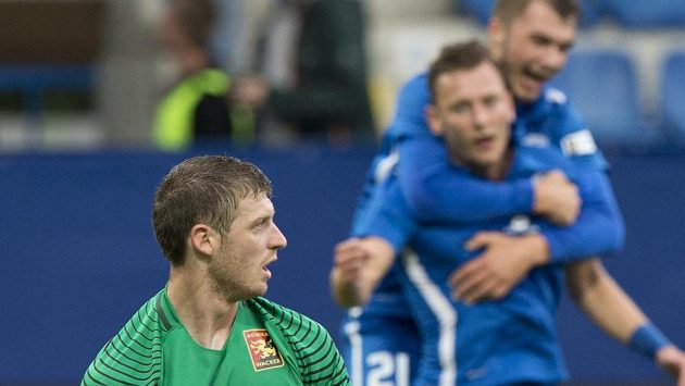 Za zklamaným brankářem Admiry Manuelem Kuttinim se radují z gólu Nikolaj Komličenko (vlevo) a Vladimír Coufal. Za zklamaným brankářem Admiry Manuelem Kuttinim se radují z gólu Nikolaj Komličenko (vlevo) a Vladimír Coufal.