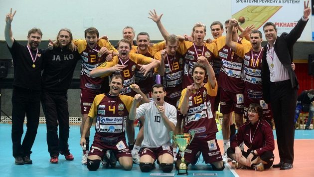 Vítězní volejbalisté Liberce s trofejí. Vítězní volejbalisté Liberce s trofejí.