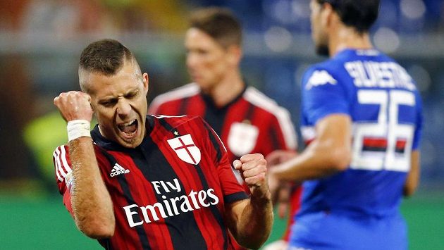 Jeremy Menez slaví vyrovnávací gól AC Milán na hřišti Sampdorie Janov. Jeremy Menez slaví vyrovnávací gól AC Milán na hřišti Sampdorie Janov.