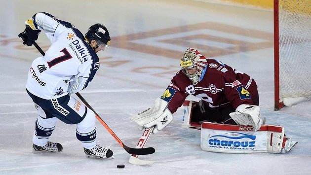 Brankář Sparty Jan Lukáš likviduje trestné střílení Lukáše Zíba ještě ve vítkovickém dresu. Brankář Sparty Jan Lukáš likviduje trestné střílení Lukáše Zíba ještě ve vítkovickém dresu.