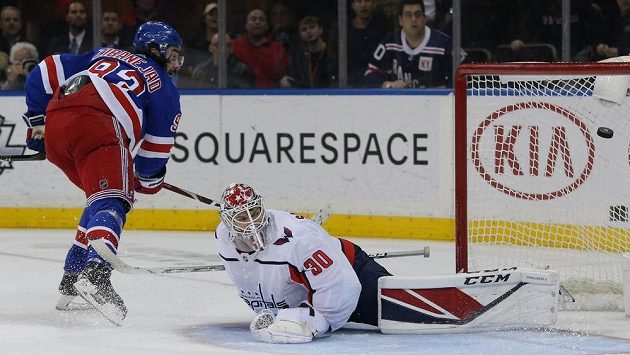 Centr New York Rangers Mika Zibanejad překonává v prodloužení brankáře Washingtonu Ilju Samsonova. Centr New York Rangers Mika Zibanejad překonává v prodloužení brankáře Washingtonu Ilju Samsonova.
