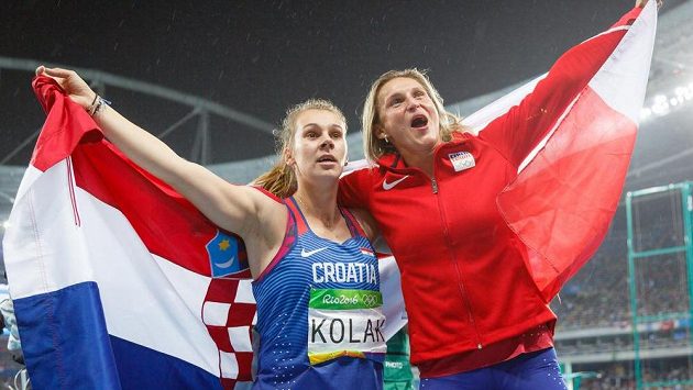 Překvapivá vítězka olympijských her v Riu Sara Kolaková z Chorvatska (vlevo) a bronzová Barbora Špotáková. Překvapivá vítězka olympijských her v Riu Sara Kolaková z Chorvatska (vlevo) a bronzová Barbora Špotáková.