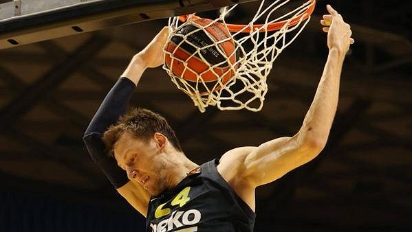Český basketbalista Jan Veselý v dresu Fenerbahce, ilustrační foto. Český basketbalista Jan Veselý v dresu Fenerbahce, ilustrační foto.