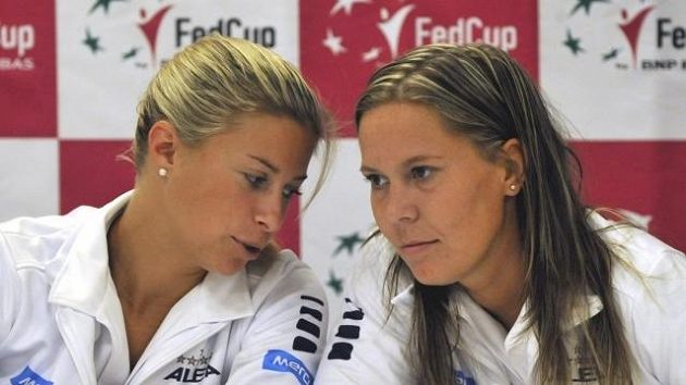 Český pár Andrea Hlaváčková (vlevo), Lucie Hradecká si ve Wimbledonu zahraje semifinále deblu Český pár Andrea Hlaváčková (vlevo), Lucie Hradecká si ve Wimbledonu zahraje semifinále deblu