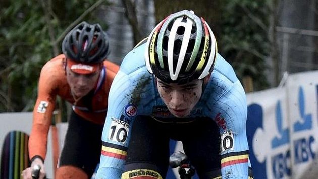 Nizozemec Mathieu van der Poel (vlevo) za Belgičanem Woutem van Aertem při MS v cyklokrosu v Heusden-Zolderu. Nizozemec Mathieu van der Poel (vlevo) za Belgičanem Woutem van Aertem při MS v cyklokrosu v Heusden-Zolderu.