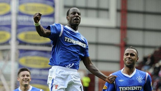 Sone Aluko z Glasgow Rangers (uprostřed) se raduje z branky. Sone Aluko z Glasgow Rangers (uprostřed) se raduje z branky.