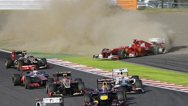 Fernando Alonso se dostal v Japonsku po kolizi mimo trať a musel ze závodu odstoupit. Fernando Alonso se dostal v Japonsku po kolizi mimo trať a musel ze závodu odstoupit.
