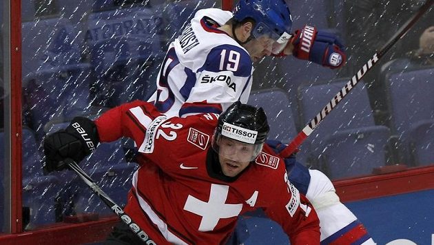 Švýcar Ivo Ruthemann (vlevo) v souboji se Slovákem Tomášem Starostou. Švýcar Ivo Ruthemann (vlevo) v souboji se Slovákem Tomášem Starostou.