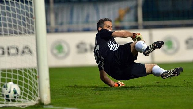 Brankář Mladé Boleslavi Miroslav Miller inkasuje branku z pokutového kopu. Brankář Mladé Boleslavi Miroslav Miller inkasuje branku z pokutového kopu.