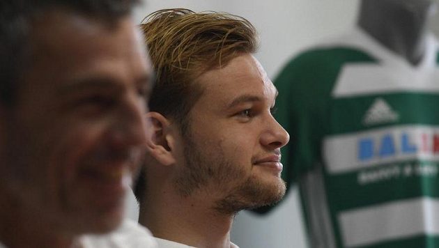 Matěj Pulkrab po boku trenéra Luďka Klusáčka vyhlíží derby se Slavií... Matěj Pulkrab po boku trenéra Luďka Klusáčka vyhlíží derby se Slavií...