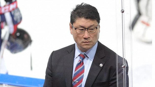 Jim Paek, trenér Korey. Jim Paek, trenér Korey.