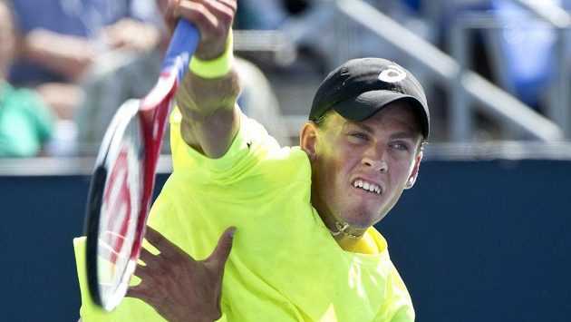 Kanaďan Vasek Pospisil v utkání proti Tomáši Berdychovi Kanaďan Vasek Pospisil v utkání proti Tomáši Berdychovi